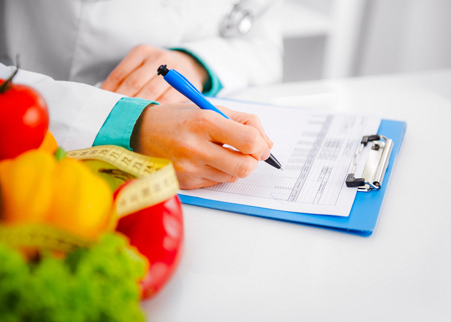 Nutrizionista che scrive piano alimentare